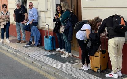 Un grupo de turistas con maletas en una calle de Sevilla, esta semana.