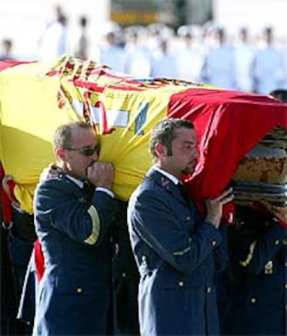 Dos militares portan el féretro de uno de los 62 soldados muertos en el accidente de Turquía.