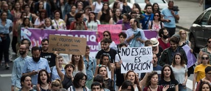 Manifestación en contra de la decisión de la Audiencia de Pamplona en dejar en libertad a los miembros de 'La Manada'.