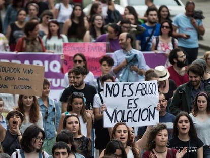 Manifestaci&oacute;n en contra de la decisi&oacute;n de la Audiencia de Pamplona en dejar en libertad a los miembros de &#039;La Manada&#039;.