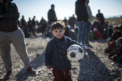 Un niño sujeta un balón de fútbol en Gevgelija, en la frontera de Grecia con Macedonia, el 8 de noviembre de 2015.