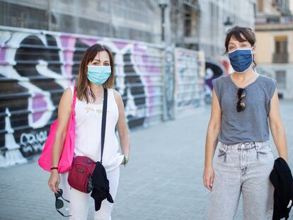 Dos mujeres llevan mascarilla de tela en Barcelona, este martes.