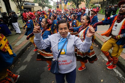 Una mujer baila junto a las agrupaciones artísticas del Carnaval por la Vida.
