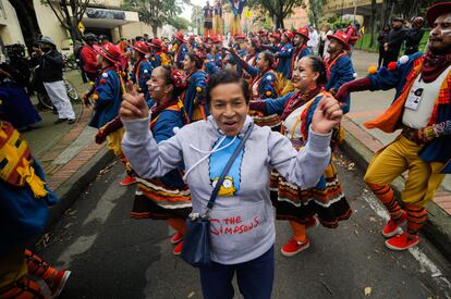 Una mujer baila junto a las agrupaciones artísticas del Carnaval por la Vida.