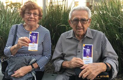 Alfonso y Alicia Ruiz, que llevan cuatro décadas viendo a los Lakers, con sus entradas para el debut de LeBron James.