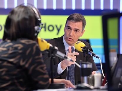 Àngels Barceló entrevista a Pedro Sánchez, presidente del Gobierno, este martes en el programa 'Hoy por Hoy' de la Cadena Ser.