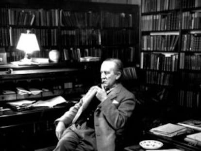 El escritor británico John Ronald Reul Tolkien, en su estudio de Oxford.