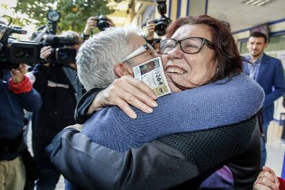 Dos mujeres celebran el Quinto premio de la Lotería de Navidad en la administración 119 de Valencia, donde han vendido el número 70264.