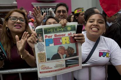 Simpatizantes de Kuczynski comemoram a vantagem do candidato.