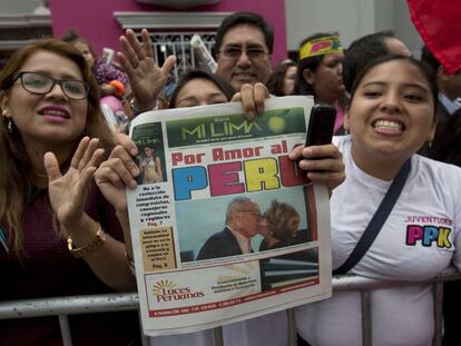 Simpatizantes de Kuczynski comemoram a vantagem do candidato.