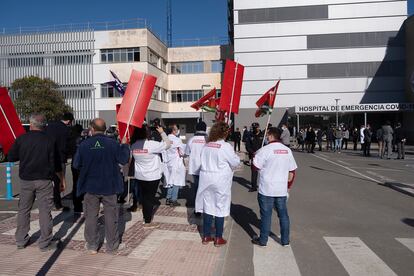 Protesta de un grupo de sanitarios a la llegada del presidente de la Junta, Juanma Moreno, a la inauguración de tres plantas en el antiguo Hospital Militar de Sevilla.