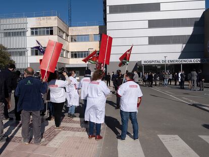 Protesta de un grupo de sanitarios a la llegada del presidente de la Junta, Juanma Moreno, a la inauguración de tres plantas en el antiguo Hospital Militar de Sevilla.