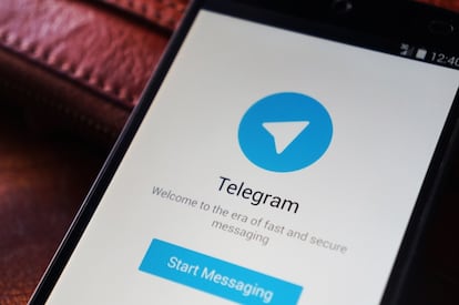 Pantalla de inicio de la red social Telegram en un teléfono móvil.
