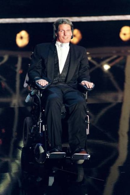 Christopher Reeve en la entrega de los premios Emmy de 1997, dos años después de sufrir el accidente que le dejó tetrapléjico.