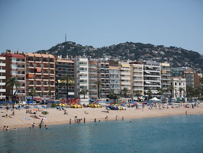 La playa y apartamentos en primera línea de costa en Lloret de Mar, el municipio de costa con más hogares compartidos registrados, un total de 26.