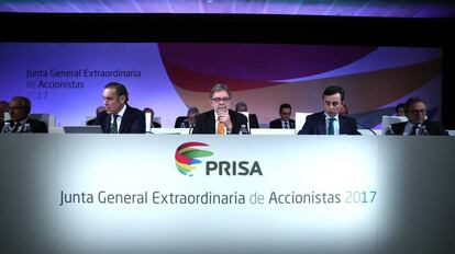 Juan Luis Cebrián, en el centro, en la junta de accionistas de Prisa.