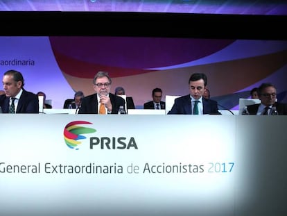 Juan Luis Cebri&aacute;n, en el centro, en la junta de accionistas de Prisa.