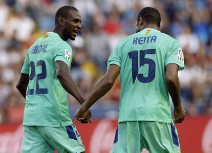 Abidal felicita a Keita, tras el gol del Barcelona.