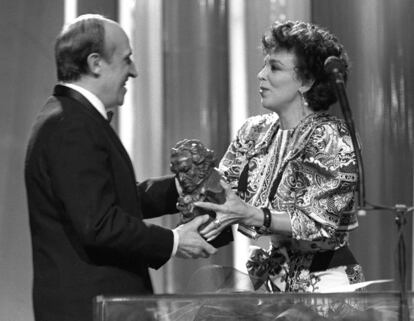 El 1989, Saza va guanyar un Goya al millor actor de repartiment per 'Espérame en el cielo'. A la imatge, rep el premi de mans de l'actriu Esperanza Roy.