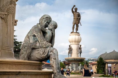 Detalle de las fuentes de las Madres, que muestran distintas etapas de la vida de Olimpia de Epiro, madre de Alejandro Magno en Skopje (Macedonia del Norte).