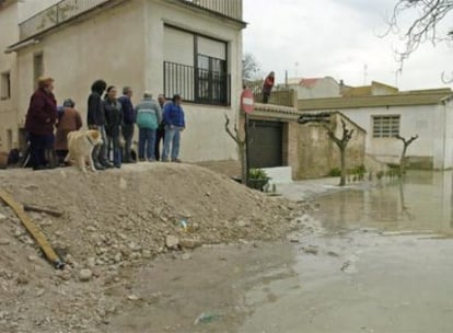 Vecinos de Novillas contemplan ayer la crecida del río.