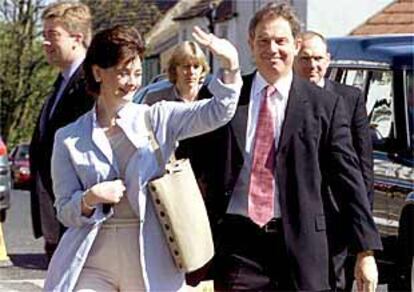 El primer ministro británico, Tony Blair, ayer, con su esposa en la ciudad inglesa de Sedgefield.
