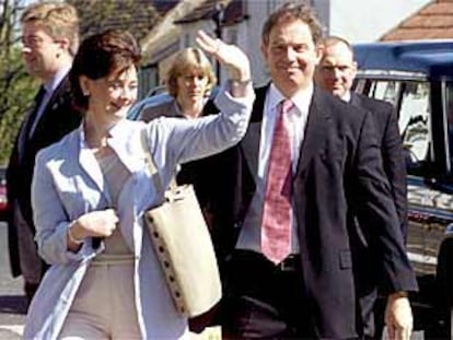 El primer ministro británico, Tony Blair, ayer, con su esposa en la ciudad inglesa de Sedgefield.