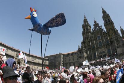 Una galiña azul, símbolo de las escuelas infantiles que sustituyen a las galescolas, sobrevoló la manifestación en el Obradoiro.