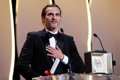 Joaquin Phoenix con el premio a Mejor Actor en Cannes.