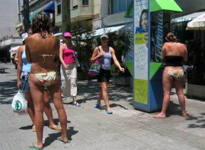 Dos mujeres vestidas con biquini en una calle de Ciutat Vella, en una imagen de archivo.