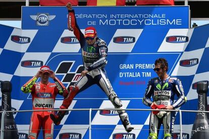 Lorenzo celebra la victoria junto a Iannone y Rossi. 