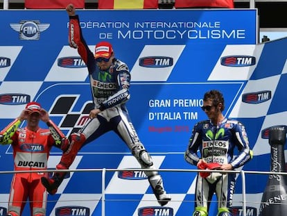 Lorenzo celebra la victòria amb Iannone i Rossi.