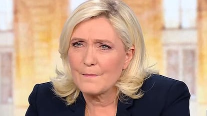 Marine Le Pen ha intentado despejar dudas acerca de su posición sobre la Unión Europea, una cuestión que sin duda fue esencial en la rotunda derrota que sufrió en 2017. Le Pen ha abandonado paulatinamente los planteamientos extremos de entonces y ha recalcado que no tiene ninguna intención oculta de sacar a Francia de la UE. "Si quisera sacarla, lo diría. Si no lo digo, es porque no lo quiero". La líder del Reagrupamiento Nacional asegura que perseguiría un profundo replanteamiento del proyecto comunitario, sobre la línea de una alianza de naciones soberanas, que trataría de impulsar junto con Gobiernos que comparten ese ideario como los de Hungría y Polonia. "Francia no llega a defender sus intereses en la UE", sentenció. Es interesante observar que en el programa para la presidencia publicado por Le Pen se afirma que impulsará una Alianza Europea de Naciones con "vocación de sustituir progresivamente a la Unión Europea".