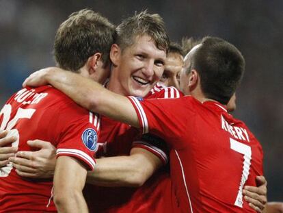 Schweinsteiger y Ribery felicitan a M&uuml;ller por su gol 