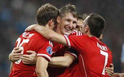 Schweinsteiger y Ribery felicitan a M&uuml;ller por su gol 