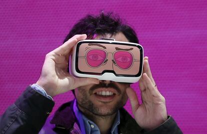 A man tests the 'Zeiss VR One' virtual reality glasses during the Mobile World Congress in Barcelona, Spain February 25, 2016. REUTERS/Albert Gea TPX IMAGES OF THE DAY