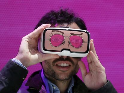 A man tests the &#039;Zeiss VR One&#039; virtual reality glasses during the Mobile World Congress in Barcelona, Spain February 25, 2016. REUTERS/Albert Gea      TPX IMAGES OF THE DAY     