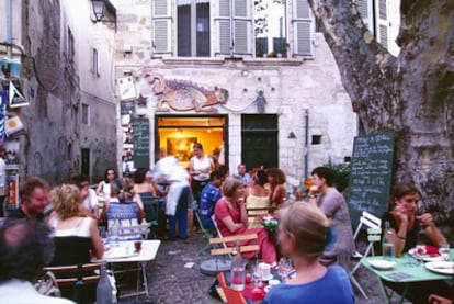 Un café en Rue de Teinturiers, la calle de los tintoreros, en Aviñón