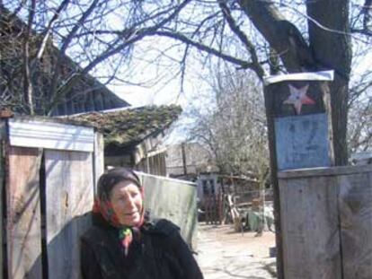 Ana Kalitá, en su casa de Ilintsí, en la zona de exclusión de Chernóbil.