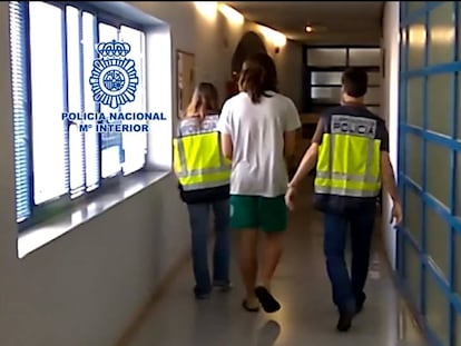 La polic&iacute;a detiene en Marbella a un hombre por filmar con su m&oacute;vil a menores desnudos en la playa.