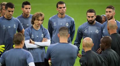 Modric y sus compañeros escuchan a Zidane en la charla en Dortmund.