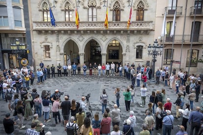 Protesta con un minuto de silencio por el asesinato de dos jóvenes pakistaníes, el 22 de mayo de 2022, en Terrasa.