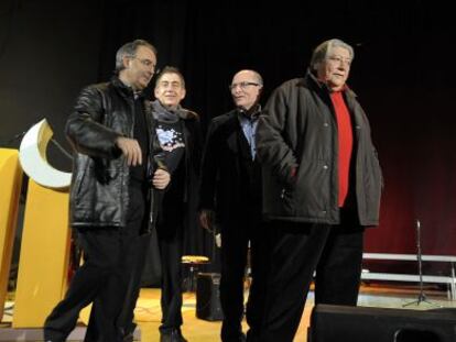 El presidente de Escola Valenciana, Vicent Moreno, en el centro, junto con los premiados de Sa&oacute;, el Cor de L&#039;Eliana y Paco Mu&ntilde;oz.