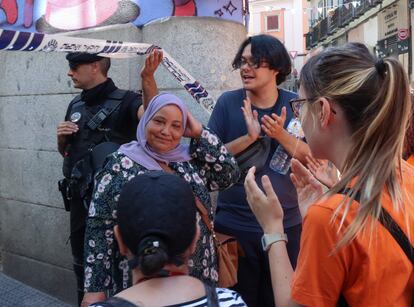 Zohra Haidra (con pañuelo), tras ser desalojada de su casa en la calle de Zurita, en el barrio madrileño de Lavapiés, el pasado 24 de julio.