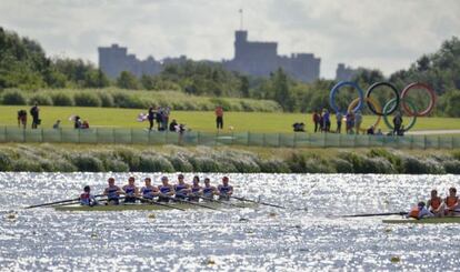 El equipo británico de ocho con timonel, ante el castillo de Windsor