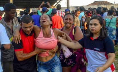 Parentes dos presos mortos no masscre se desesperam enquanto aguardam identificação dos corpos.