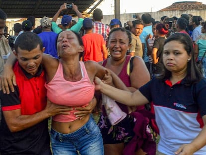 Parentes dos presos mortos no masscre se desesperam enquanto aguardam identificação dos corpos.