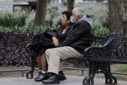 Dos personas de la tercera edad en el centro de Ciudad de México.