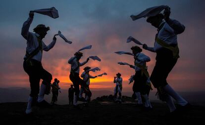 Los bailarines de Chapel-en-le-Frith realizan un baile anual sobre Eccles Pike (Reino Unido), al amanecer, como parte del antiguo festival celta Beltane, celebrado el 1 de mayo.