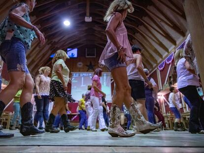 Desde las siete de la tarde hasta la once de la noche, decenas de personas practican el baile 'country' en El Barn d'en Greg, en la localidad barcelonesa de Rubí.